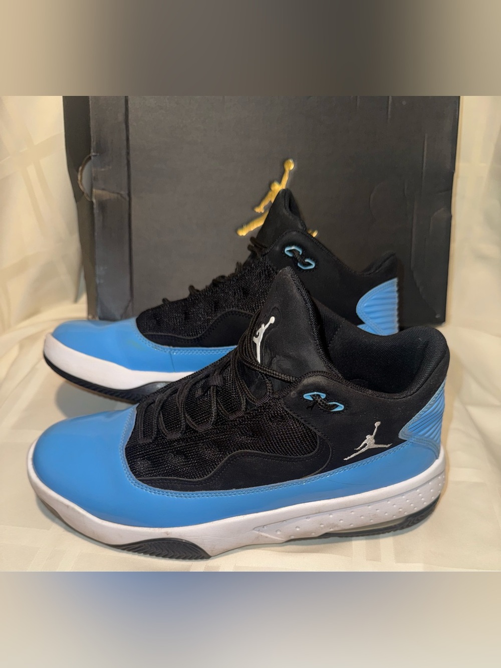 Nike Air Jordan Max Aura 2 in Black and University Blue Men’s 9.5 - Picture 6 of 8